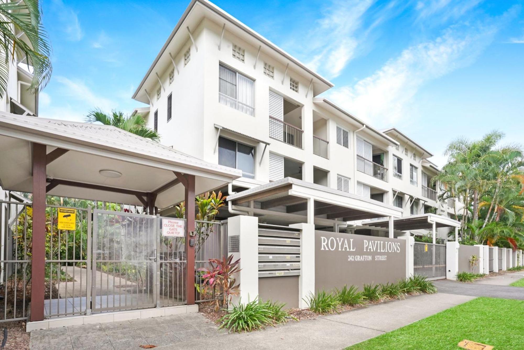 Royal Pavilions 8 Cairns Exterior photo